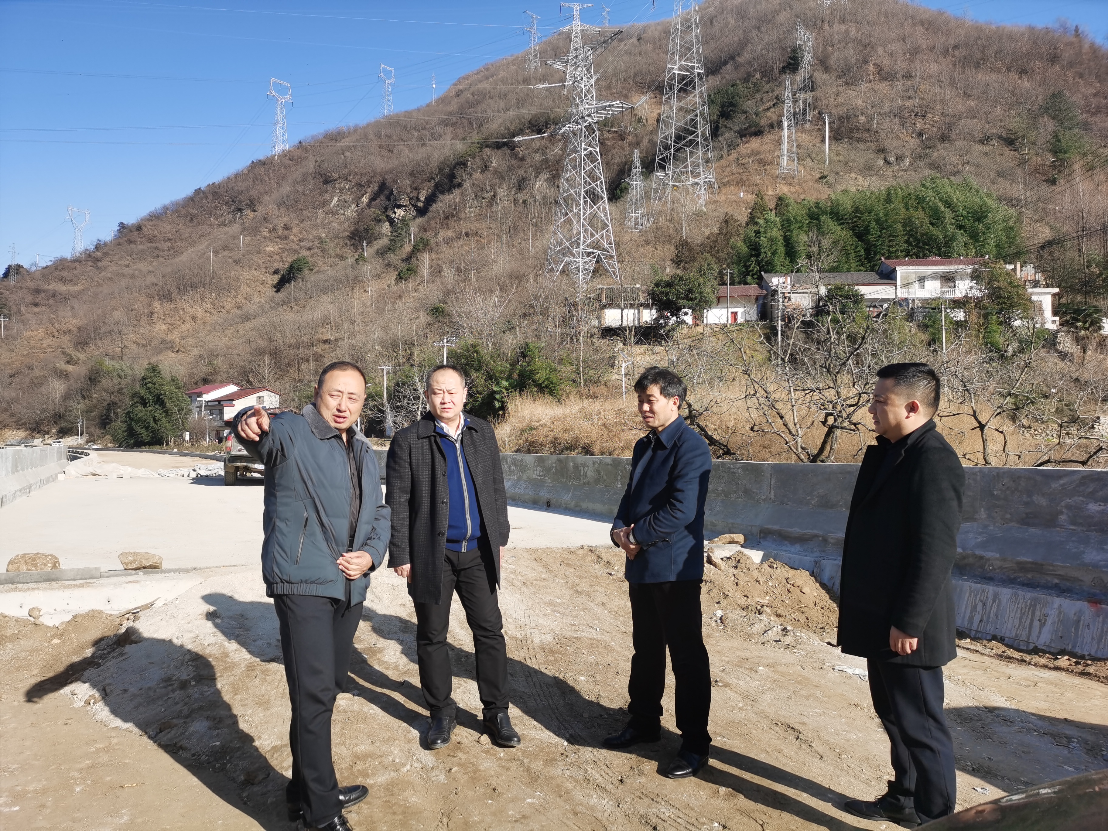 杨蜀莹到包抓的重点项目袁肖路二段建设工程调研