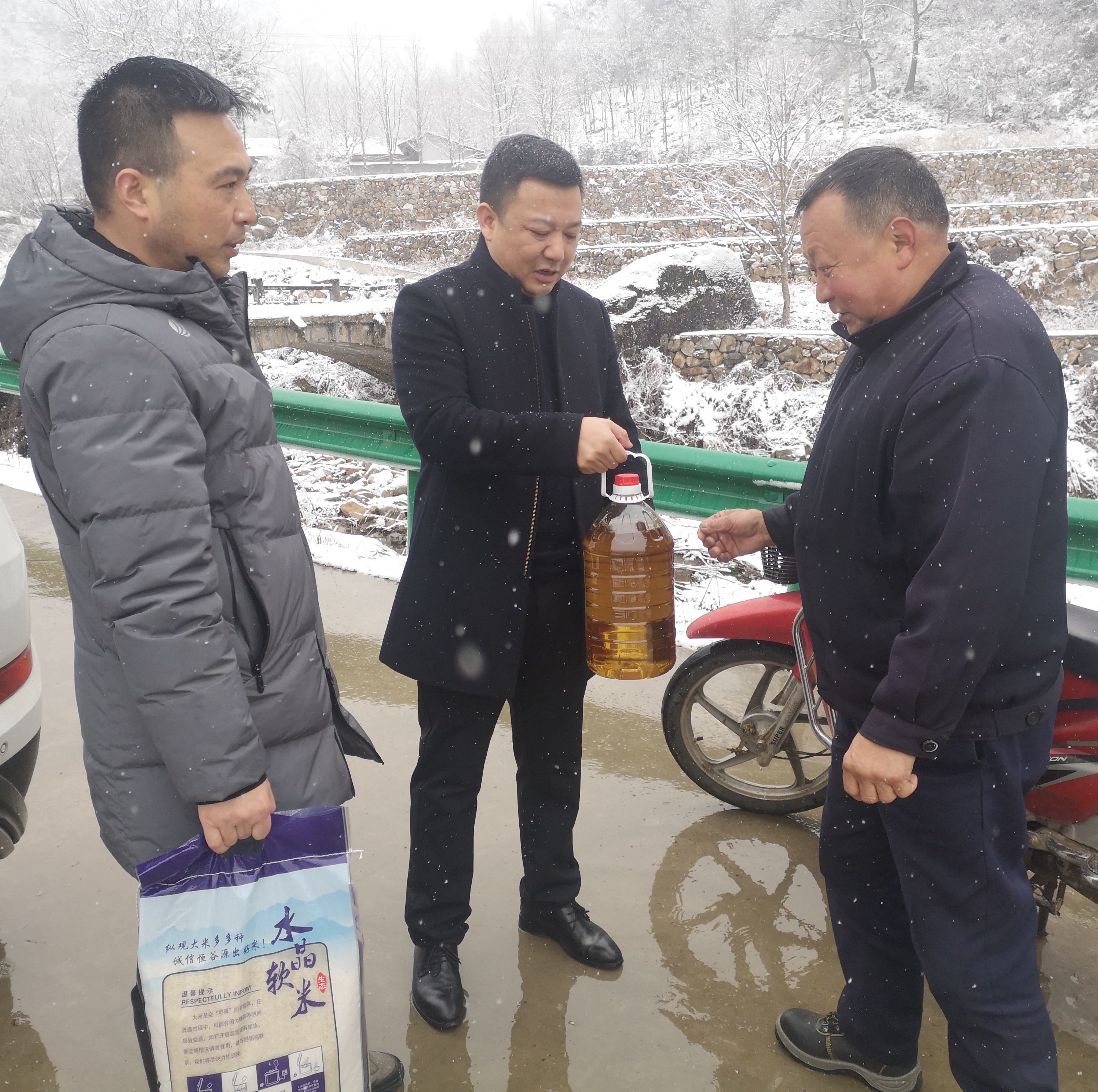 走访慰问困难群众 (1)
