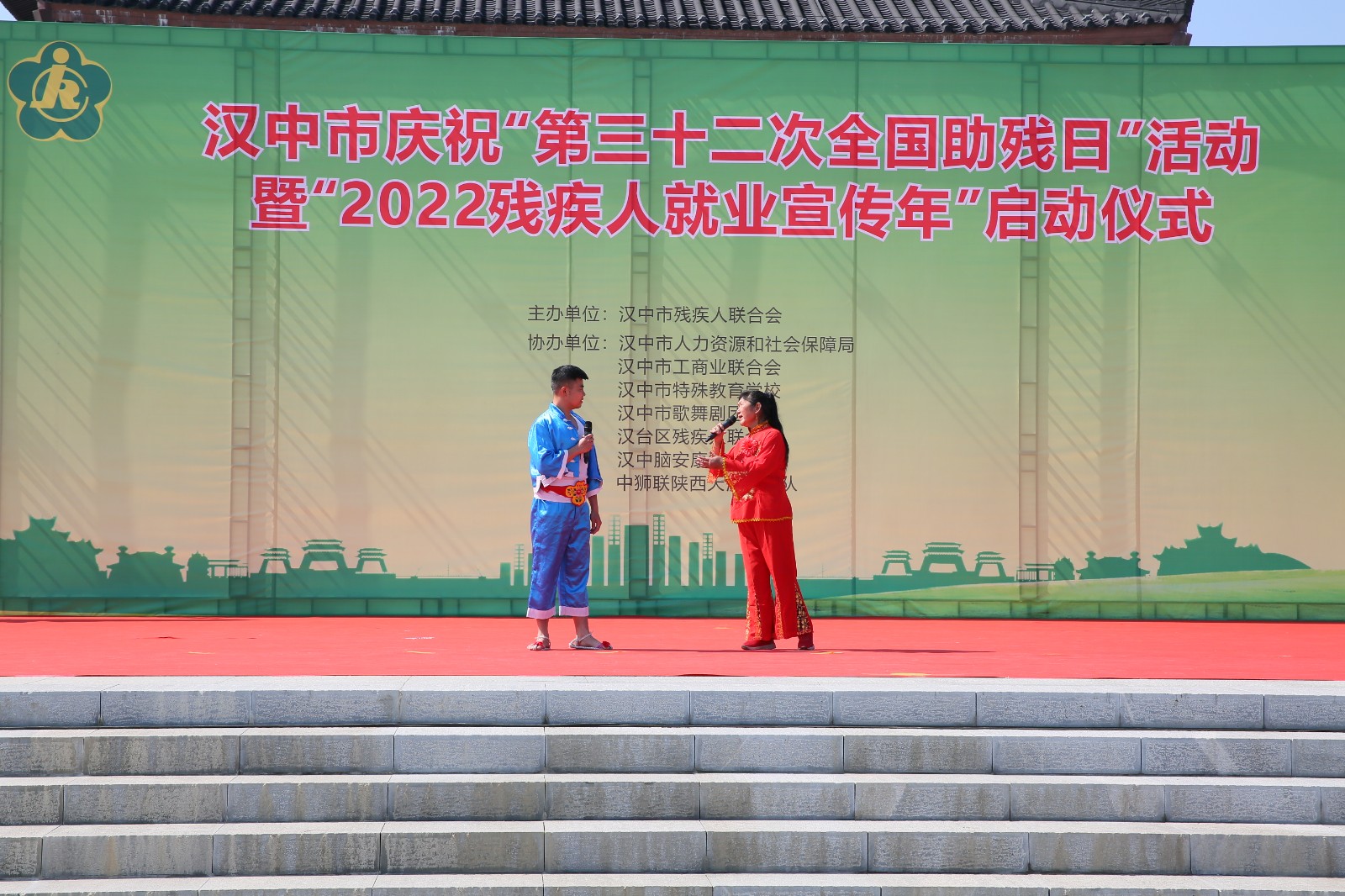 小小脚儿红绣鞋