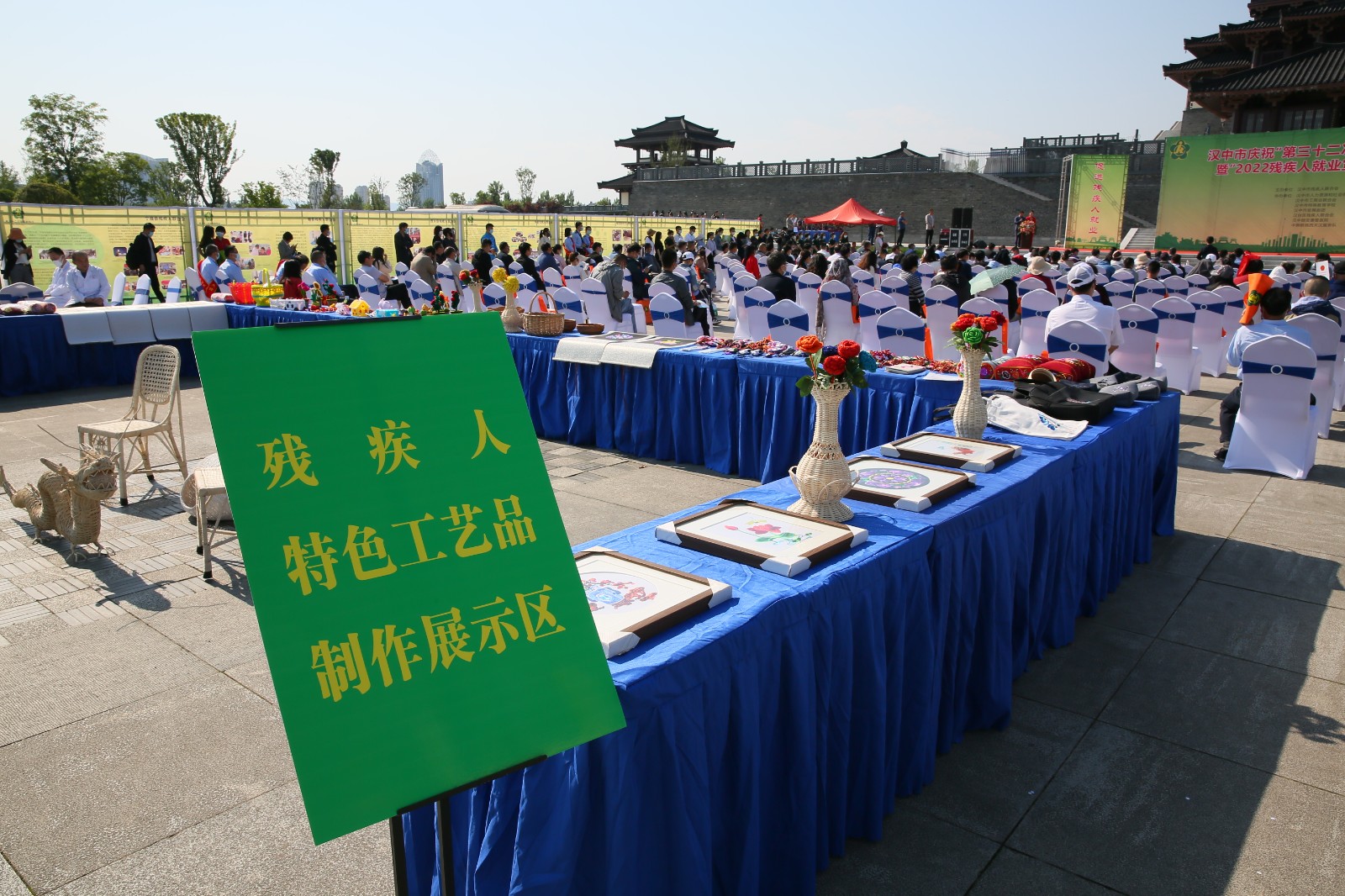 残疾人特色工艺品制作展示区 (1)