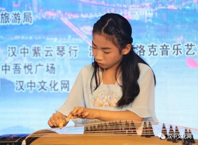 我爱弹琴