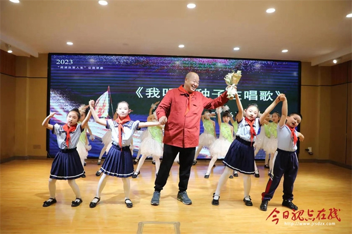 宁强和孩子们一起