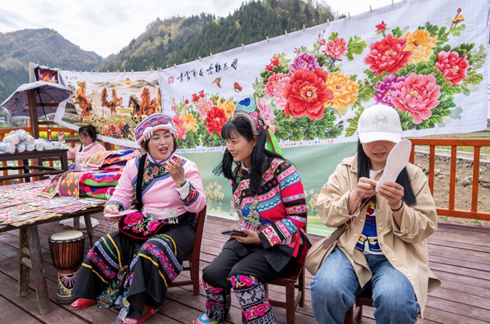 苗乡刺绣下基层